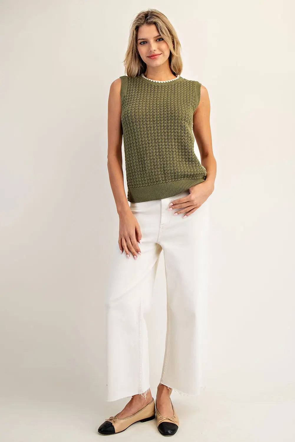 Scalloped Contrast Trim Sleeveless Sweater