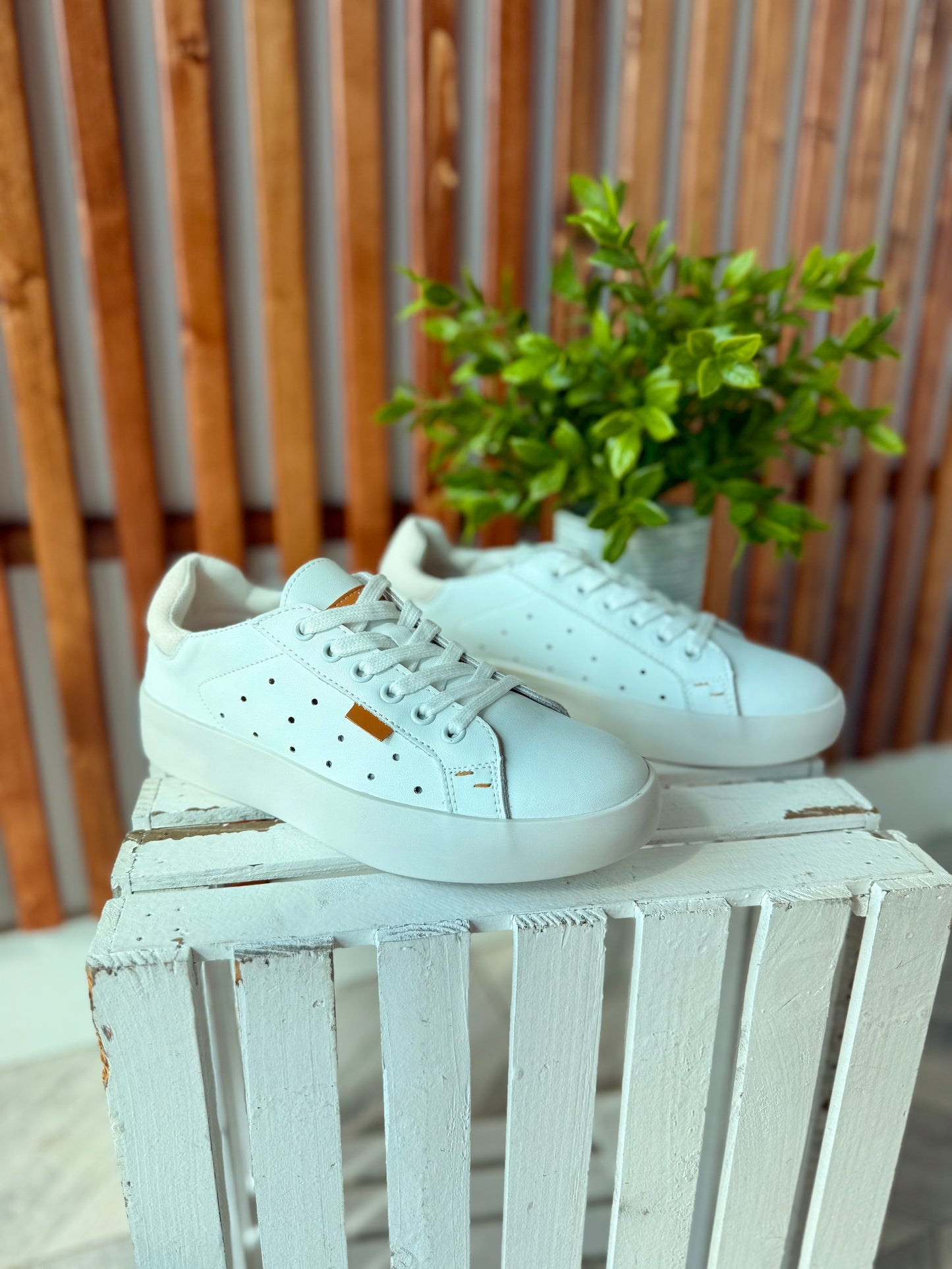 Outwoods Shauna Sneaker - White
