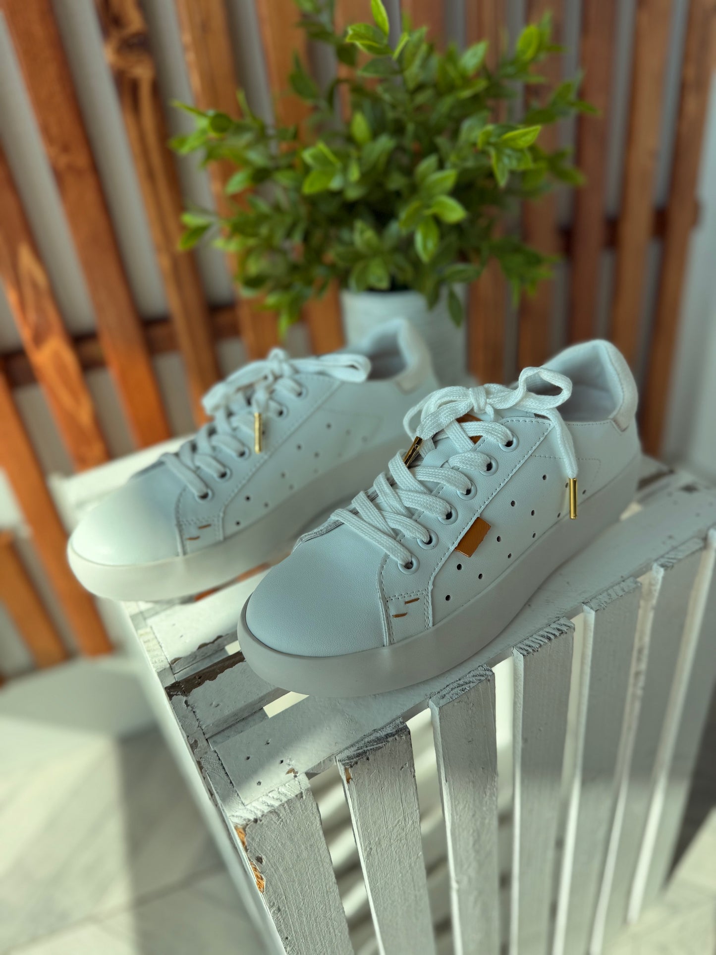 Outwoods Shauna Sneaker - White
