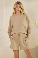 CRINKLE STRIPE 1/2 SLEEVE SHORT TOP: Taupe