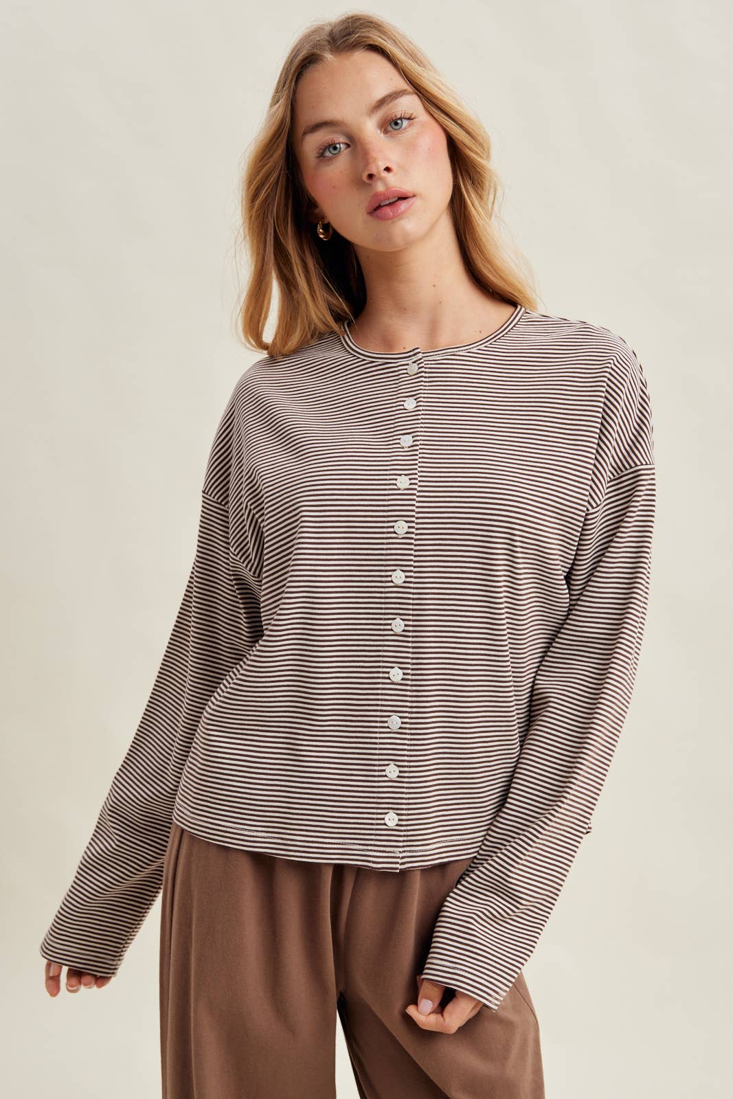 STRIPED LONG SLEEVE BUTTON FRONT KNIT TOP: CHOCO/WHITE / S