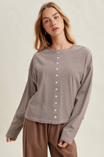 STRIPED LONG SLEEVE BUTTON FRONT KNIT TOP: CHOCO/WHITE / S