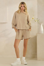 CRINKLE STRIPE 1/2 SLEEVE SHORT TOP: Taupe