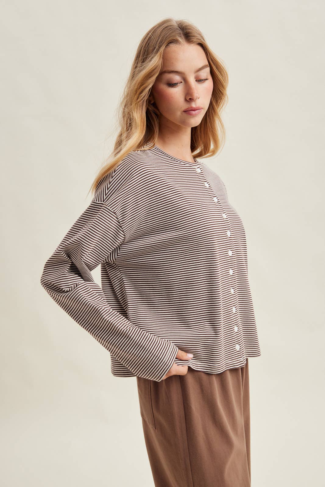 STRIPED LONG SLEEVE BUTTON FRONT KNIT TOP: CHOCO/WHITE / S