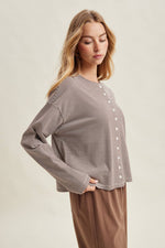 STRIPED LONG SLEEVE BUTTON FRONT KNIT TOP: CHOCO/WHITE / S