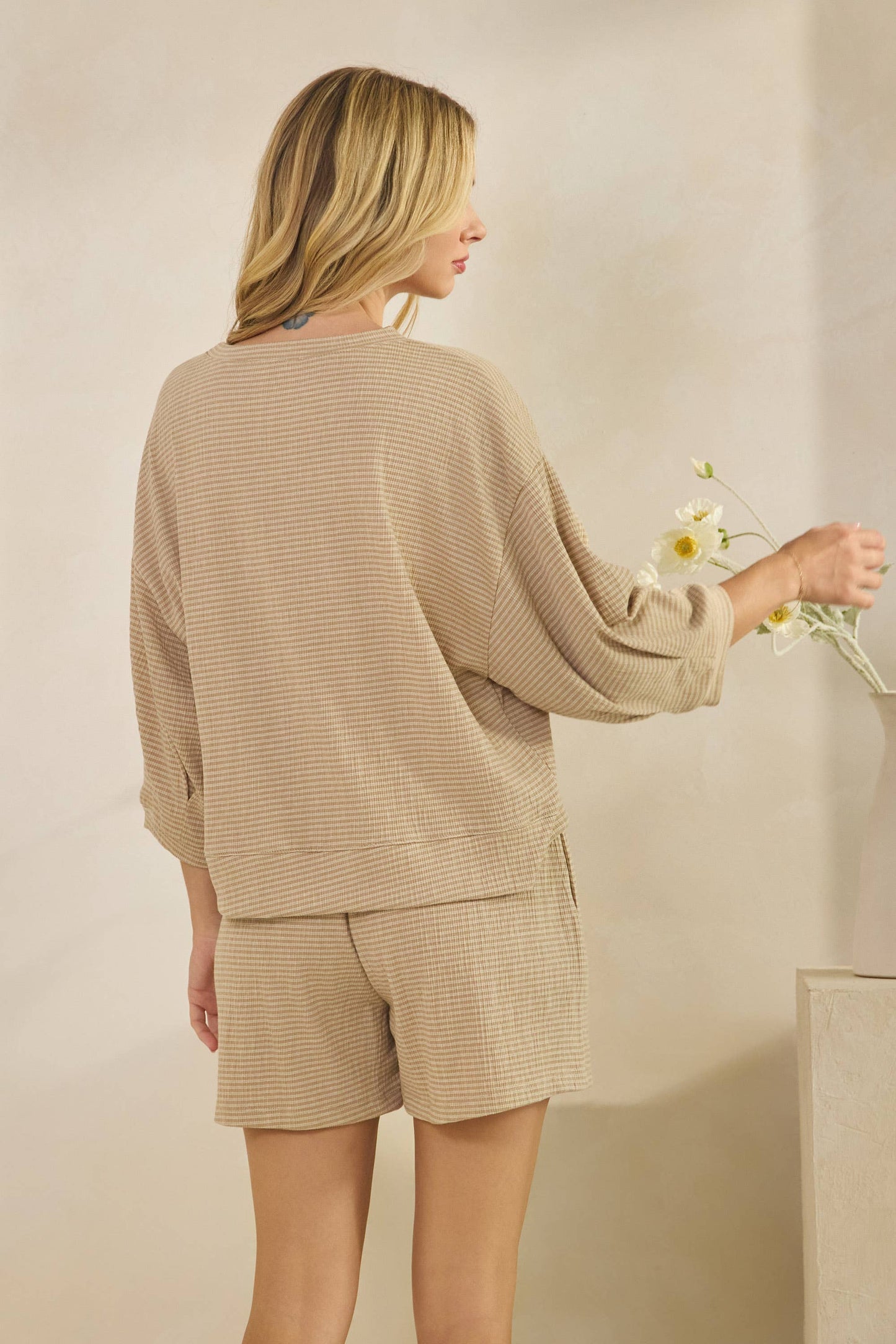 CRINKLE STRIPE 1/2 SLEEVE SHORT TOP: Taupe