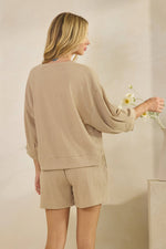 CRINKLE STRIPE 1/2 SLEEVE SHORT TOP: Taupe