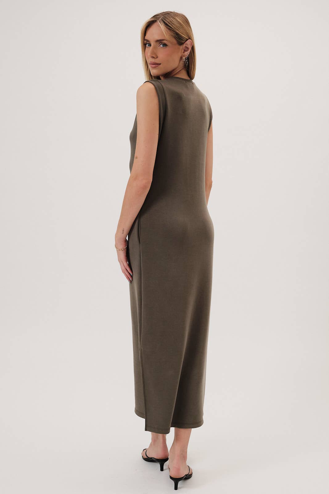 ROUND NECK SLEEVELESS MAXI DRESS: OLIVE