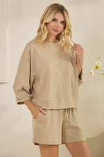 CRINKLE STRIPE 1/2 SLEEVE SHORT TOP: Taupe