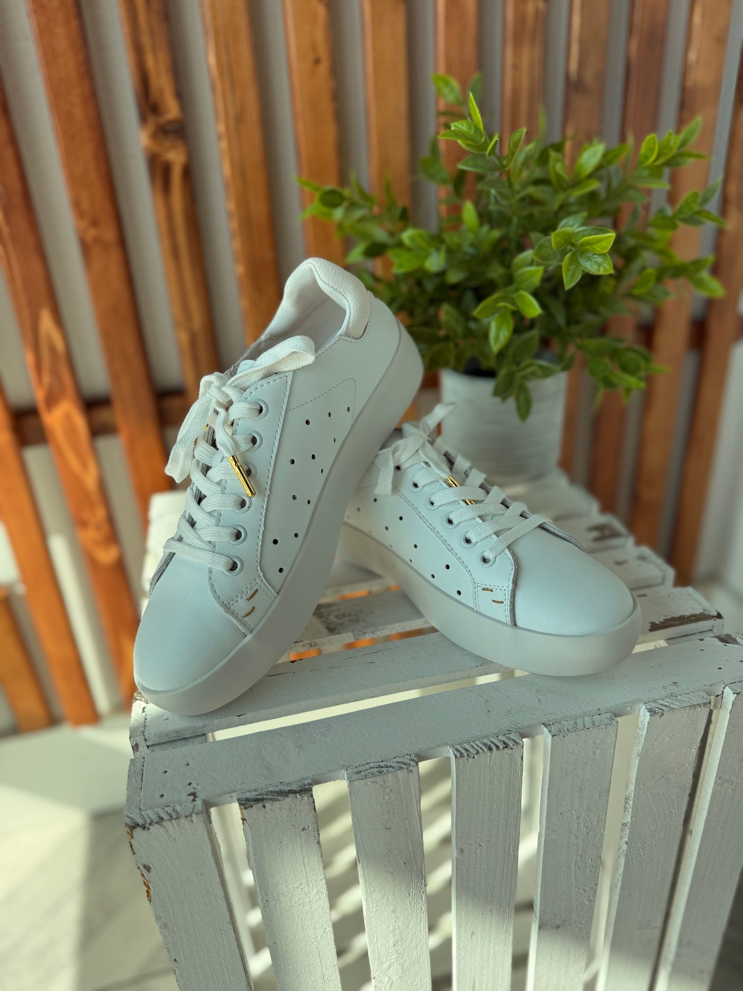 Outwoods Shauna Sneaker - White