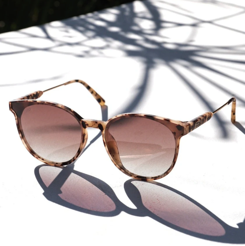 Aubrie Sunglasses: Beige Tortoise Frame/Gradient Brown Lens