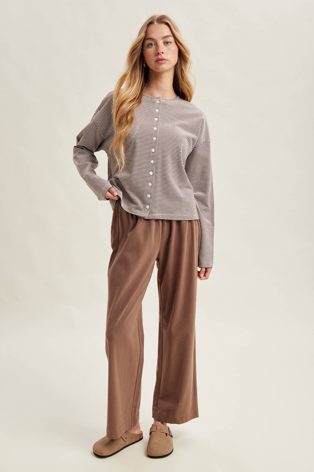 STRIPED LONG SLEEVE BUTTON FRONT KNIT TOP: CHOCO/WHITE / S