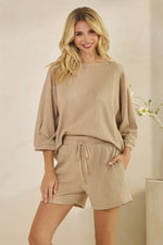 CRINKLE STRIPE 1/2 SLEEVE SHORT TOP: Taupe