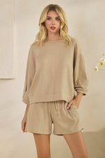 CRINKLE STRIPE 1/2 SLEEVE SHORT TOP: Taupe