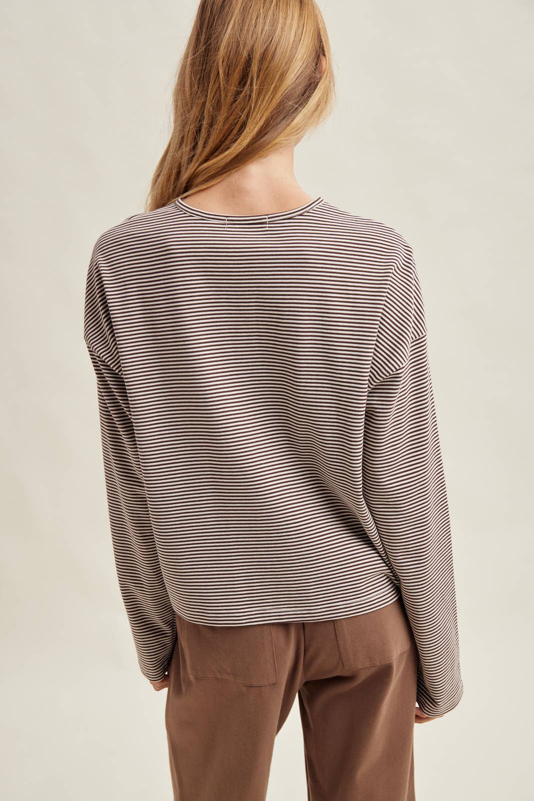 STRIPED LONG SLEEVE BUTTON FRONT KNIT TOP: CHOCO/WHITE / S