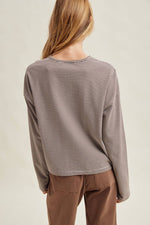 STRIPED LONG SLEEVE BUTTON FRONT KNIT TOP: CHOCO/WHITE / S